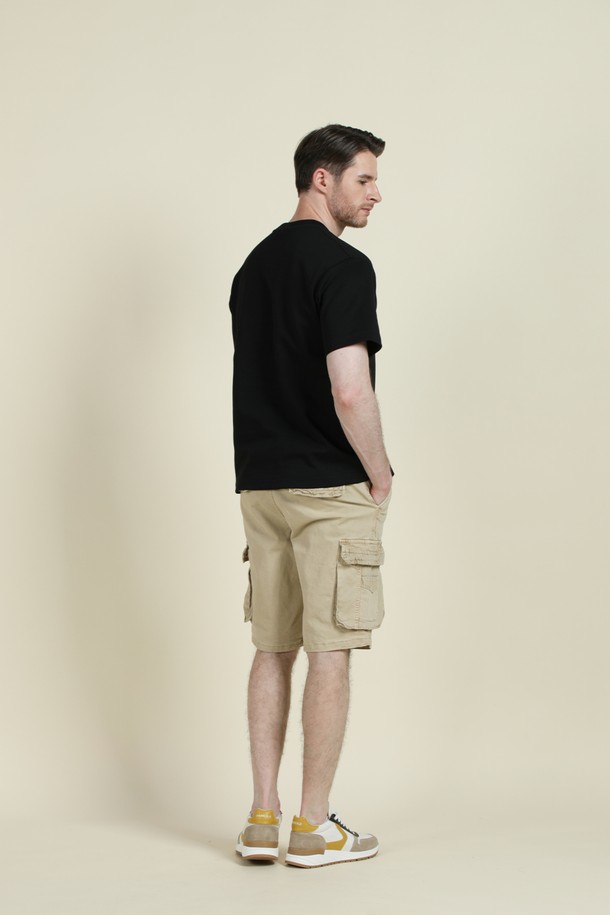 블랙과 화이트 색상으로 출시된 남성용 로고 반팔 티셔츠 M-QTEE22입니다. 비스코스, 폴리에스터, 스판 혼방 소재로 제작되어 부드러운 촉감과 얇은 두께감으로 여름, 간절기에 시원하게 착용하기 좋습니다. 여유 있는 오버핏 실루엣과 중간 신축성, 앞면 로고 자수 포인트가 돋보이는 베이직 캐주얼 스타일의 티셔츠입니다.
