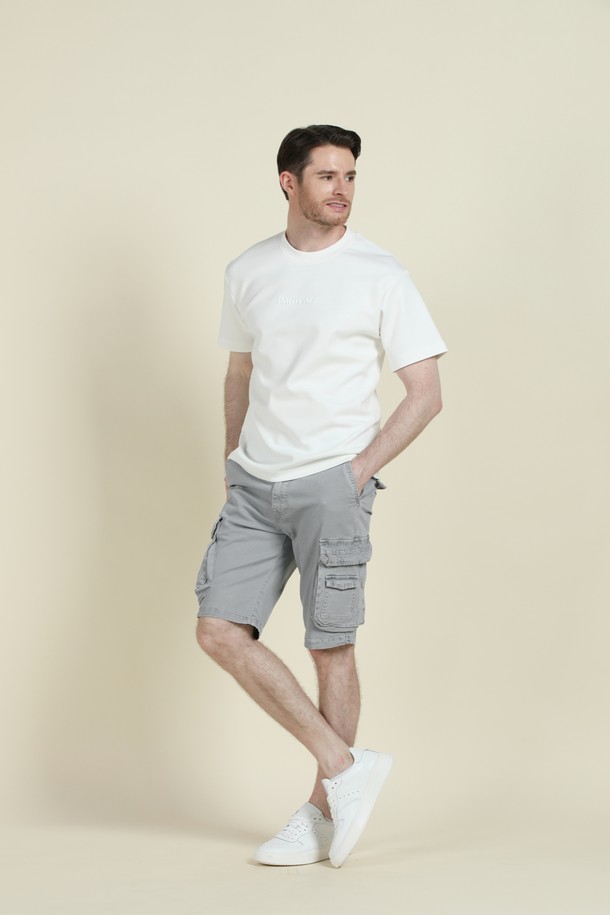 블랙과 화이트 색상으로 출시된 남성용 로고 반팔 티셔츠 M-QTEE22는 부드러운 촉감의 비스코스, 폴리에스터, 스판 혼방 소재로 제작되었습니다. 라운드넥 디자인에 앞면 로고 자수 포인트를 더했으며, 슬림핏, 레귤러핏, 오버핏까지 다양한 핏으로 출시되어 깔끔한 실루엣을 연출합니다. 여름과 간절기에 적합하며, 일상 및 캐주얼 스타일을 즐겨 입는 남성분들에게 추천하는 베이직한 반팔 티셔츠입니다.
