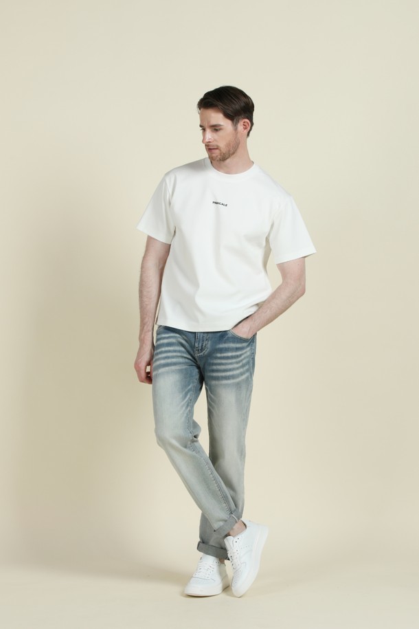 **로고 반팔 티셔츠 M-QTEE23**은 남성용 상의로, 부드러운 촉감과 쾌적한 착용감을 선사하는 반팔 티셔츠입니다. 화이트와 차콜 두 가지 색상으로 출시되었으며, 레귤러핏과 오버핏으로 편안하게 착용 가능합니다. 폴리에스터, 리오셀, 면, 스판 혼방 소재로 제작되어 신축성이 뛰어나 활동성이 좋고, 여름 및 간절기에 베이직하고 캐주얼한 스타일을 연출하기에 적합합니다.
