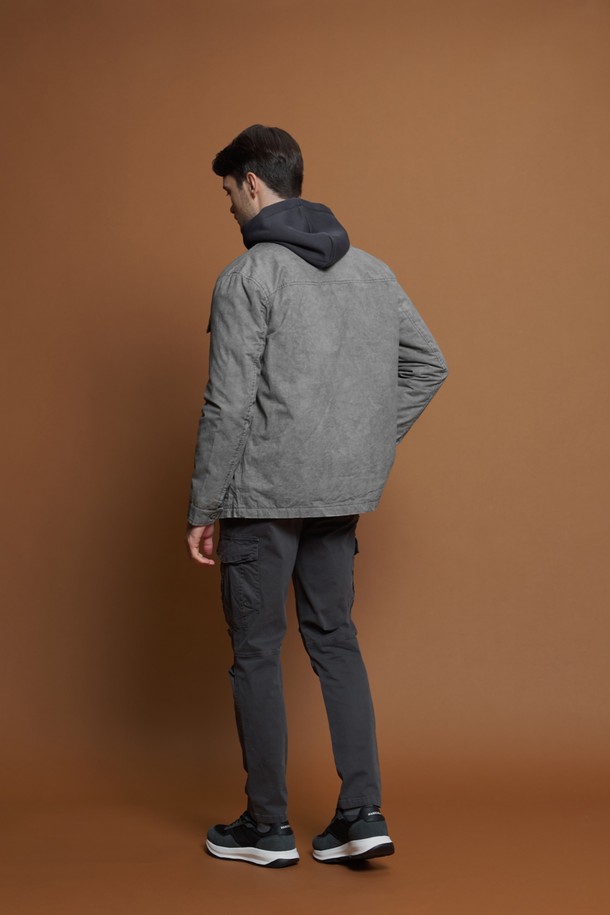 M-QCPT21 드로우스트링 카고 팬츠는 부드러운 촉감의 면과 스판덱스 혼방 소재로 제작되어 편안한 착용감을 선사합니다. 허리 드로우스트링으로 사이즈 조절이 가능하며, 워싱 처리된 차콜 그레이 컬러와 절개 디테일이 빈티지하면서도 캐주얼한 스타일을 연출합니다. 레귤러핏과 슬림핏 두 가지 핏으로 출시되어, 데일리룩은 물론 여행룩과 캠핑룩에도 활용하기 좋습니다. 간절기, 여름, 겨울까지 폭넓게 착용 가능하며, 미니멀, 워크웨어 스타일을 즐기는 분들께 추천합니다.
