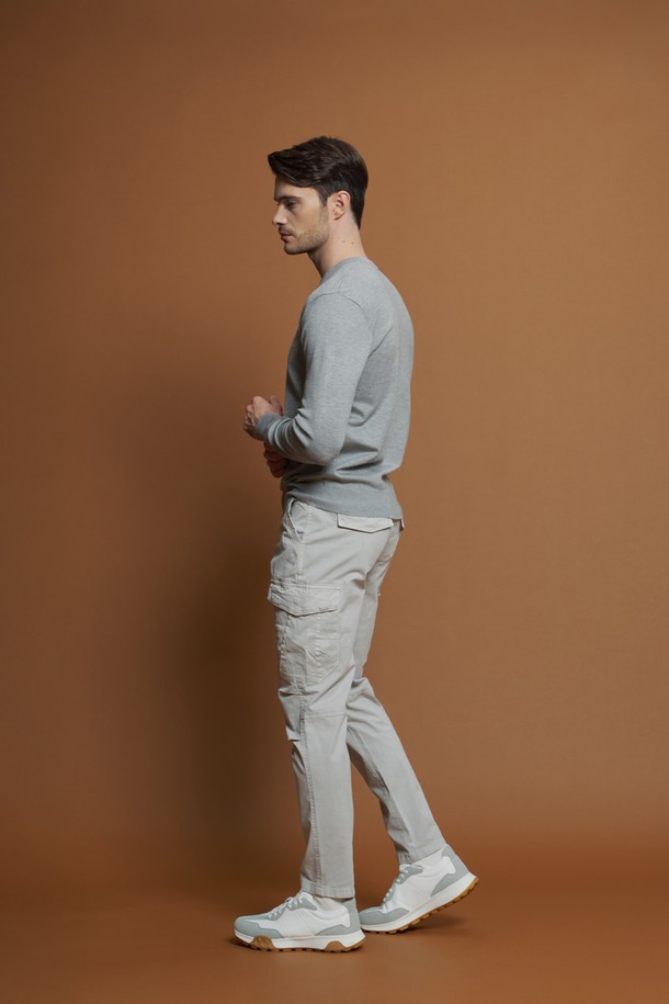 M-QCPT21 드로우스트링 카고 팬츠는 남성용 바지로, 데일리룩과 캐주얼 스타일을 모두 소화할 수 있습니다. 차콜 그레이 컬러에 빈티지하고 캐주얼한 무드를 더했으며, 사계절 내내 활용 가능한 실용적인 아이템입니다. 부드러운 면과 스판덱스 혼방 소재로 제작되어 편안한 착용감을 제공하며 레귤러 슬림핏으로 깔끔한 핏을 연출합니다. 허리 부분 드로우스트링 디테일과 자연스러운 워싱, 절개 디테일이 포인트이며, 산책룩과 같은 가벼운 외출에 적합합니다. 
