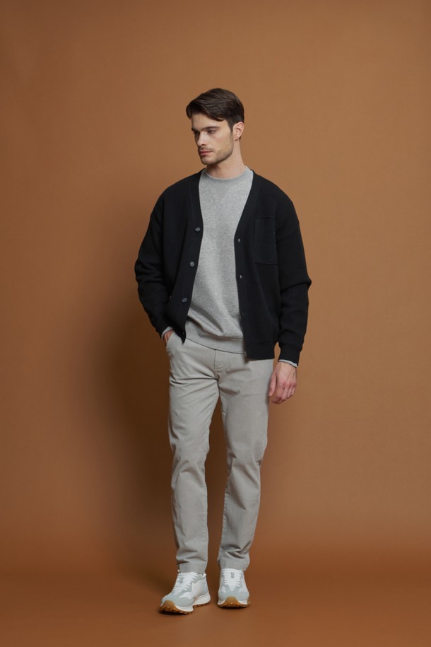 미니 로고 스웨트셔츠 M-QTEE54는 남성용 스웨트셔츠로, 간절기에 활용하기 좋은 데일리 및 캐주얼 스타일의 제품입니다. 부드러운 촉감의 면과 폴리에스터 혼방 소재로 제작되었으며, 레귤러핏과 라운드넥 디자인으로 편안한 착용감을 제공합니다. 가슴 부분의 로고 자수와 V 스티치 디테일로 포인트를 더했으며, 그레이 컬러에 긴 소매 기장으로 다양한 스타일 연출이 가능합니다. 데님 팬츠와 잘 어울리며, 아우터 안에 이너로 활용하여 미니멀하고 클래식한 분위기를 낼 수 있습니다. 집콕룩이나 산책룩으로 편안하게 착용하기 좋습니다.
