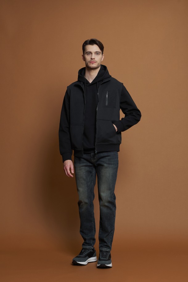 **로고 하이넥 베스트 M-QTEE53**은 부드러운 면과 폴리에스터 혼방 소재로 제작되어 편안한 착용감을 선사하는 남성용 베스트입니다. 간절기에 적합하며, 캐주얼 및 베이직 스타일로 다양한 룩에 활용하기 좋습니다. 하이넥 디자인과 가슴 부분의 로고 자수, 밑단 골지 마감, 포켓 디테일이 특징이며, 신축성이 있어 활동성 또한 보장합니다. 동네 마실룩이나 산책룩과 같은 일상적인 TPO에 미니멀한 스타일을 더해 세련된 분위기를 연출해보세요.
