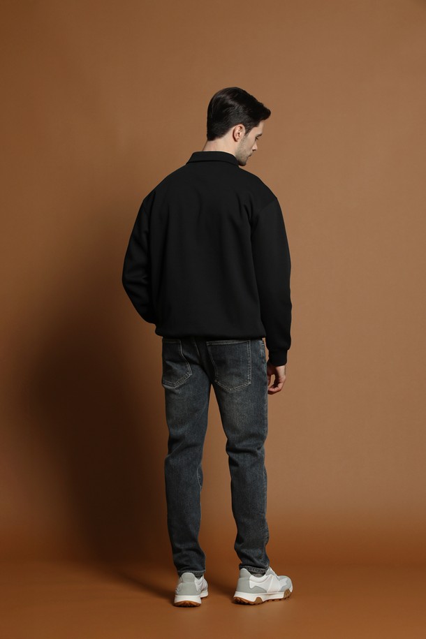 M-QTEE52 레귤러핏 캐주얼 폴로 티셔츠는 남성용 상의입니다. 봄, 가을에 착용하기 좋으며, 일상, 출근룩, 비즈니스 캐주얼에 적합합니다. 부드러운 면 소재에 무지 디자인으로, 레귤러핏과 긴 소매, 폴로넥이 특징입니다. 캐주얼, 클래식, 미니멀 스타일을 모두 아우르며, 버튼 디테일로 포인트를 더했습니다.
