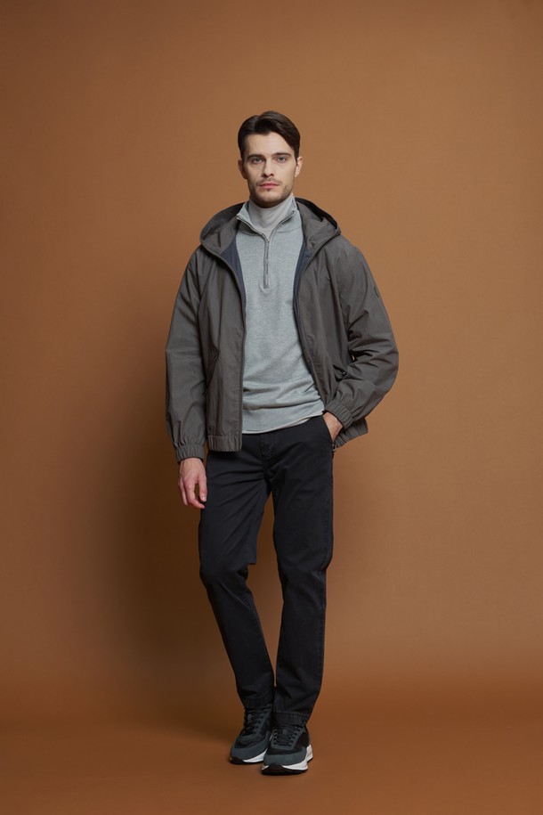 레귤러슬림핏 코튼 팬츠 M-QCPT50은 남성용 코튼 팬츠입니다. 차콜, 블랙, 그레이 베이지, 카키 4가지 색상으로 출시되어 데일리룩, 출근룩, 비즈니스 캐주얼 등 다양한 TPO에 활용하기 좋습니다. 면과 스판덱스 혼방 소재로 제작되어 사계절 내내 편안하게 착용 가능하며, 레귤러핏과 슬림핏의 중간인 레귤러슬림핏으로 제작되어 캐주얼, 미니멀, 클래식 스타일을 연출하기 좋습니다. 무지 디자인에 뒷면 로고 패치와 앞뒤 포켓 구성으로 실용성을 더했습니다. 신축성이 있어 활동성이 뛰어나며, 밴딩 없이 깔끔한 핏을 연출합니다.
