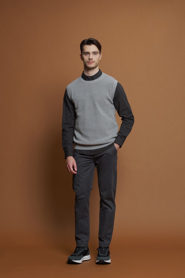 레귤러슬림핏 코튼 팬츠 M-QCPT50은 남성용 코튼 팬츠로, 차콜, 블랙, 그레이 베이지, 카키 등 4가지 다채로운 색상으로 출시되었습니다. 데일리룩은 물론 출근룩과 비즈니스 캐주얼에도 활용하기 좋은 베이직하고 캐주얼한 스타일의 긴 바지입니다. 면과 스판덱스 혼방 소재로 제작되어 부드러운 촉감과 신축성을 제공하며, 레귤러핏과 슬림핏을 함께 즐길 수 있습니다. 뒷면 로고 패치와 앞뒤 포켓 구성은 물론, 뒷주머니 봉제 제거가 가능하여 편안함과 실용성을 더했습니다.
