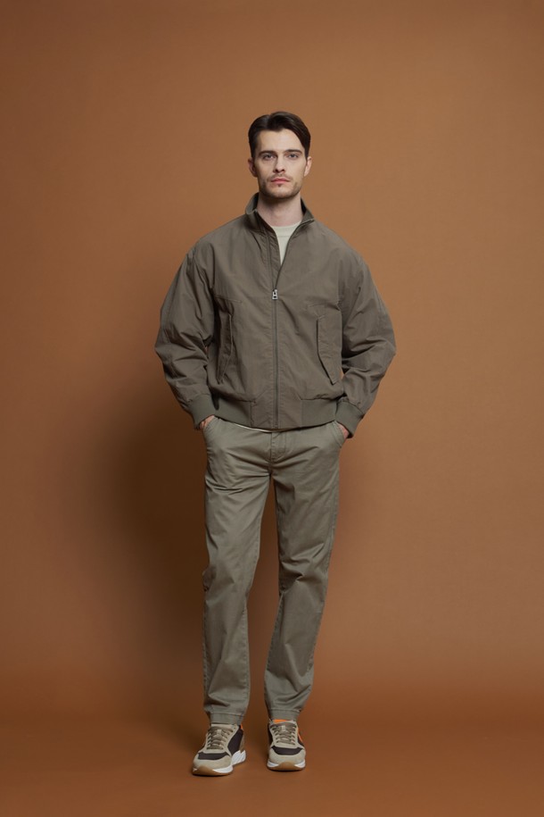 레귤러 슬림 핏 코튼 팬츠 M-QCPT50은 남성용 코튼 팬츠입니다. 차콜, 블랙, 그레이 베이지, 카키 4가지 색상으로 출시되었으며, 데일리 및 캐주얼 스타일링에 적합합니다. 봄, 가을, 겨울 간절기까지 폭넓게 활용 가능하며, 면과 스판덱스 혼방 소재로 부드러운 촉감을 선사합니다. 슬림 핏과 레귤러 핏, 스트레이트 핏으로 출시되어 원하는 핏을 선택할 수 있으며, 뒷면 로고 패치와 앞, 뒤 포켓으로 실용성을 더했습니다. 출근룩으로도 손색없는 미니멀하고 클래식한 디자인의 코튼 팬츠입니다.
