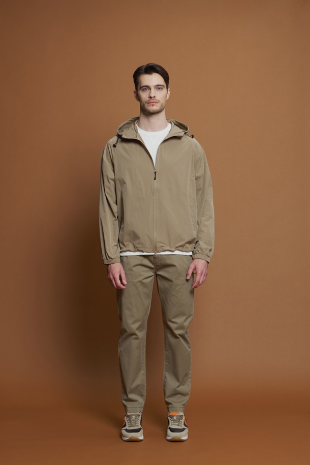 가볍고 편안한 착용감의 남성용 라이트 후드 윈드브레이커 M-QCJP63입니다. 베이지, 블랙, 그레이 3가지 색상으로 출시되어 일상 및 우천 시에도 활용도가 높습니다. 봄, 가을 간절기에 적합하며, 방수 기능성 원단과 후드 디자인으로 실용성을 더했습니다. 슬림핏과 레귤러핏으로 출시되어 취향에 맞게 선택 가능하며, 소매 로고 디테일과 후드 및 밑단 조임끈이 스포티하면서도 캐주얼한 스타일을 연출합니다. 가볍고 경량 소재로 제작되어 동네 마실룩, 여행룩, 산책룩 등 다양한 TPO에 매치하기 좋습니다.
