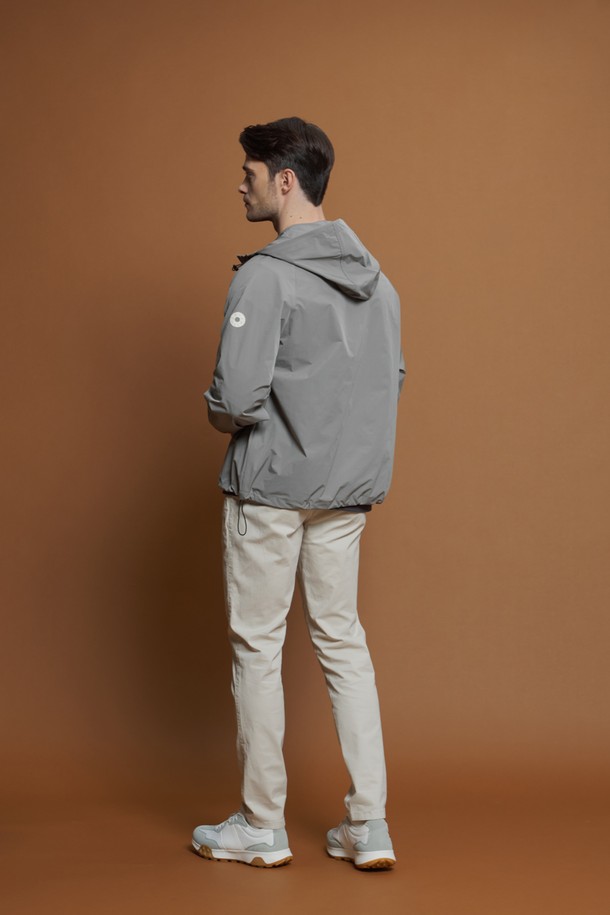 라이트 후드 윈드브레이커 M-QCJP63는 가볍고 부드러운 폴리에스터 소재의 윈드브레이커입니다. 간절기, 여름, 겨울까지 폭넓게 활용 가능하며, 캐주얼, 스포티, 미니멀한 스타일을 연출하기 좋습니다. 그레이 컬러의 무지 디자인으로 어떤 옷에도 쉽게 매치할 수 있으며, 레귤러핏과 슬림핏으로 다양한 핏을 제공합니다. 후드 디자인과 소매 로고 디테일, 후드 및 밑단 조임끈으로 포인트를 더했으며, 방수 기능과 경량성을 갖춰 여행룩, 산책룩, 겨울 데일리룩으로 활용하기 좋습니다. 얇은 두께감으로 가볍게 걸치기 좋고, 부드러운 촉감으로 편안하게 착용할 수 있습니다.
