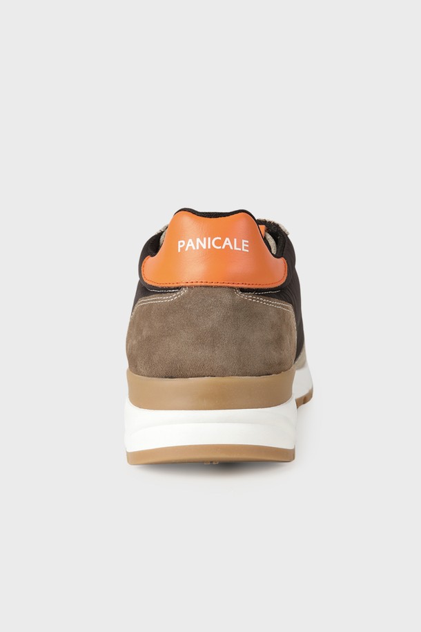 **나파 레더 스니커즈 F-QFO07**은 남성용 스니커즈로, 브라운 컬러와 라운드 앞코 디자인이 특징입니다. 스웨이드, 나파가죽, 캔버스를 주요 소재로 사용하여 고급스러움과 편안함을 모두 갖췄습니다. 굽 높이는 3.5cm이며, 컬러 블록 패턴과 레이스업 스타일, 로우탑 디자인으로 클래식, 캐주얼, 미니멀 스타일을 연출하기 좋습니다. 앞코와 뒷축에 스웨이드 소재를 사용하고, 견고한 고무 아웃솔과 뛰어난 착용감을 제공하며, 로고 디테일로 포인트를 더했습니다. 데이트룩, 카페룩에 잘 어울리는 아이템입니다.
