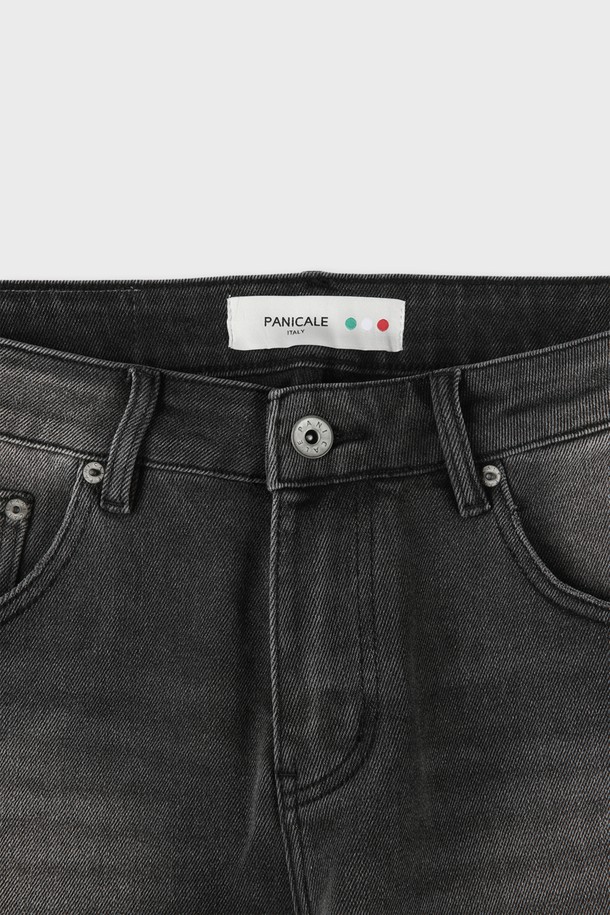 빈티지 워싱 데님 팬츠 M-QJEAN06는 남성용 데님 팬츠입니다. 그레이 컬러에 빈티지하고 캐주얼한 스타일을 더했으며, 여름, 간절기, 겨울까지 폭넓게 활용할 수 있습니다. 면, 폴리에스테르, 비스코스, 스판 혼방 소재로 제작되어 부드러운 촉감과 편안한 착용감을 제공합니다. 레귤러 슬림핏으로 제작되었으며, 5포켓 디자인에 밑단 디스트레스드 처리로 포인트를 더했습니다. 스트레치성이 뛰어나 활동성이 좋고, 캐주얼, 미니멀 스타일을 즐겨 입는 분들께 추천합니다.
