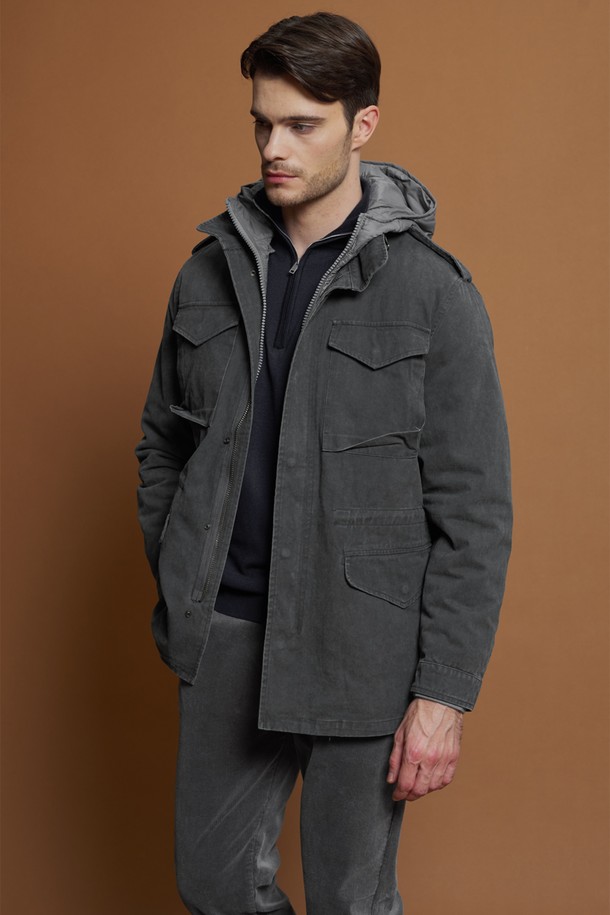 **디테처블 후드 재킷 M-GCJP69**

남성용 디테처블 후드 재킷입니다. 차콜 색상의 무지 패턴으로, 가을과 겨울에 착용하기 좋은 두꺼운 두께감의 점퍼입니다. 캐주얼, 베이직 스타일로 일상, 산책, 여행 등 다양한 TPO에 활용할 수 있습니다. 탈부착 가능한 후드와 킬팅 안감, 플랩 포켓, 어깨 견장 디테일이 특징이며, 투웨이 지퍼와 레귤러핏으로 편안함을 더했습니다. 면, 나일론, 폴리에스테르 혼방 소재로 제작되어 내구성과 유연성이 뛰어나며, 우수한 보온성과 가벼운 착용감을 제공합니다.
