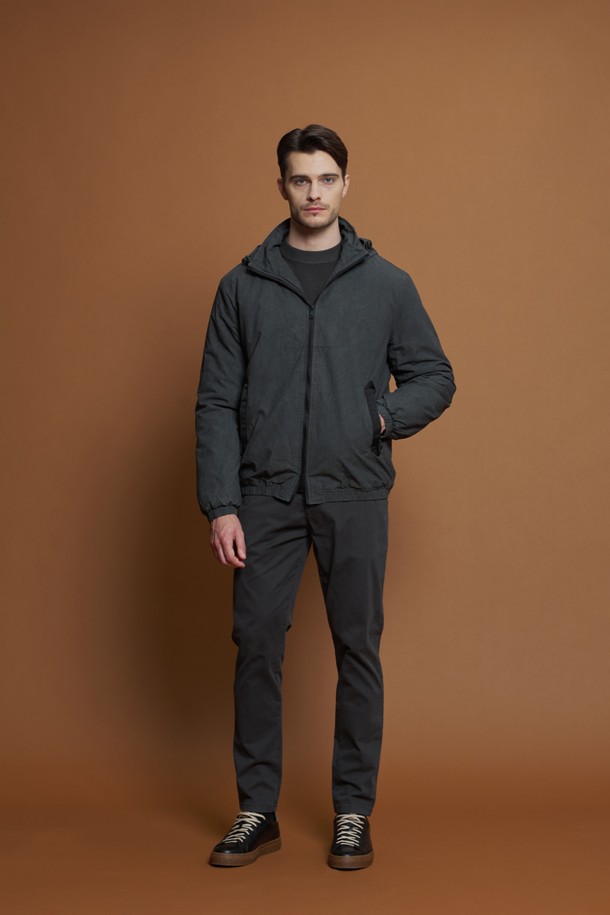 워시드 코튼 후드 점퍼 M-GCJP68는 남성용 후드 점퍼입니다. 부드러운 촉감의 면, 폴리에스테르 혼방 소재로 제작되었으며, 겨울과 간절기에 착용하기 좋습니다. 캐주얼하고 베이직한 스타일의 무지 디자인으로, 일상 및 산책, 집콕 시 편안하게 활용할 수 있습니다. 얇은 두께에 퀼팅 안감, 후드 일체형으로 보온성을 높였으며, 립 디테일로 포인트를 더했습니다. 레귤러핏의 집업 스타일로 간편하게 착용할 수 있습니다.
