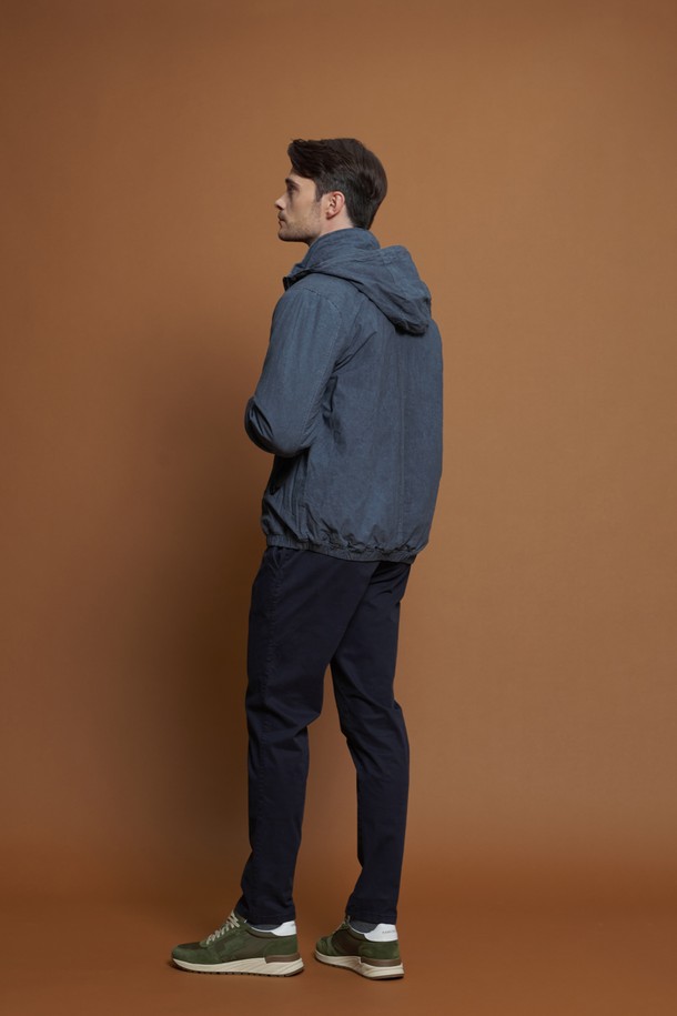 워시드 코튼 후드 점퍼 M-GCJP68은 부드러운 촉감의 면 소재로 제작되어 쾌적한 착용감을 선사합니다. 캐주얼하고 베이직한 스타일로, 봄, 가을, 겨울 간절기에 활용하기 좋으며, 일상, 산책, 여행 등 다양한 TPO에 매칭하기 좋습니다. 후드 일체형 디자인에 밑단과 소매단 밴딩 처리로 편안한 착용감을 제공하며, 가벼운 무게감과 뛰어난 내구성을 자랑합니다. 레귤러핏으로 제작되었으며, 지퍼 여밈 방식과 긴 소매 기장으로 실용성을 더했습니다. 무지 디자인의 블루 컬러 점퍼로 미니멀한 스타일을 연출해보세요.
