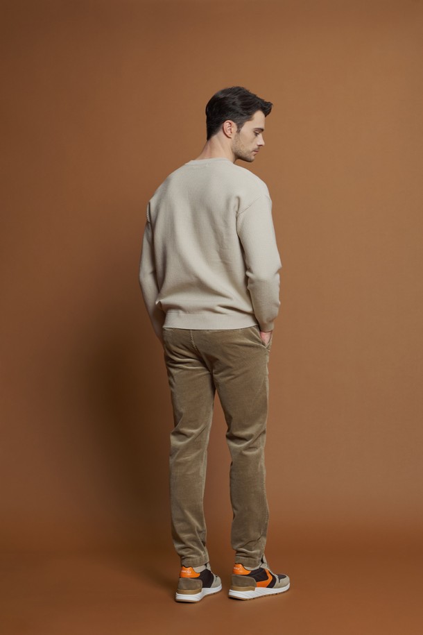 베이직하고 캐주얼한 스타일의 남성 울혼방 와플 라운드 니트 M-QNIT55입니다. 간절기에 적합한 두께감으로, 데일리, 캐주얼, 이너용으로 활용도가 높습니다. 부드러운 촉감과 탄탄한 질감의 폴리에스터, 아크릴, 나일론, 리오셀, 울 혼방 소재로 제작되었습니다. 라운드넥 디자인에 긴 소매, 레귤러핏으로 제작되었으며, 가슴 부분의 포켓과 골지 디테일이 특징입니다.
