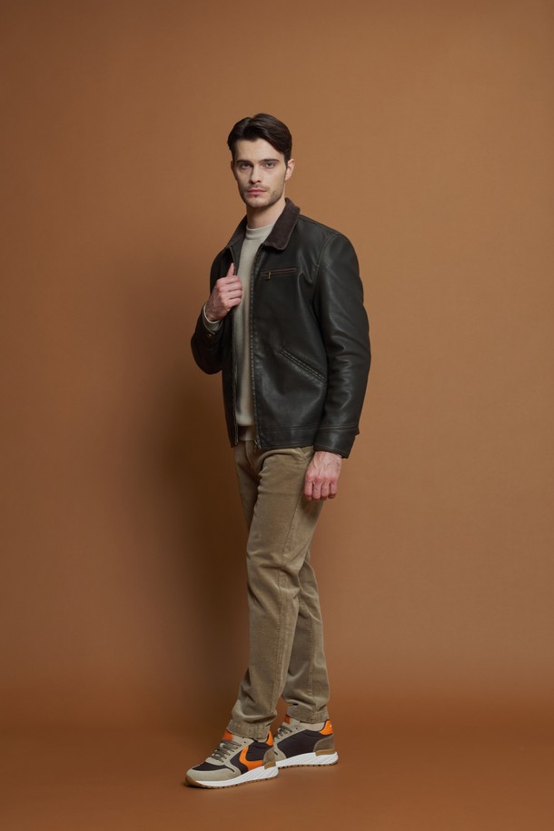 피유 레더 빈티지 점퍼 M-QPJP50은 남성용 아우터 점퍼입니다. 브라운 컬러의 무지 디자인으로, 봄, 가을에 착용하기 좋은 두꺼운 두께감의 제품입니다. 코듀로이 카라 디테일과 사이드 포켓, 플리스 안감으로 빈티지하면서도 캐주얼한 스타일을 연출합니다. 슬림핏으로 제작되었으며, 부드러운 촉감의 폴리에스테르와 폴리우레탄 혼방 소재를 사용하여 편안함을 제공합니다. 집업 스타일의 긴소매 점퍼로, 가을 나들이룩이나 겨울 데일리룩에 활용하기 좋습니다.
