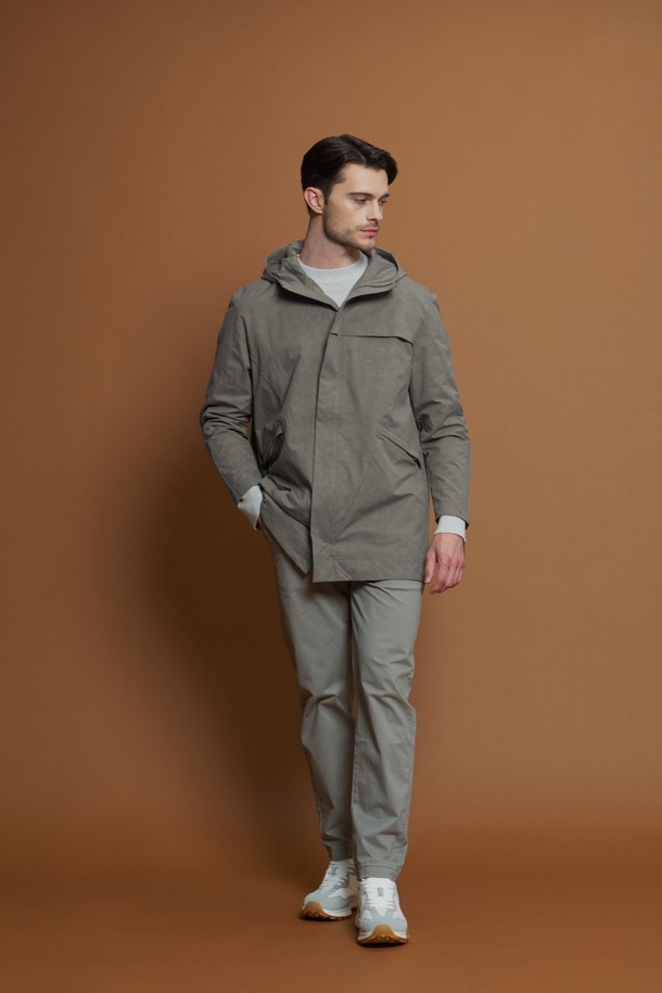 **절개라인 후드 점퍼 M-QCJP56**은 남성용 간절기 점퍼입니다. 캐주얼하고 세련된 스타일을 연출하며, 산책룩이나 가을 나들이룩에 적합합니다. 가볍고 부드러운 폴리에스터 소재로 제작되었으며, 얇은 두께감으로 편안한 착용감을 제공합니다. 사선 절개 패턴이 돋보이는 레귤러핏 후드 점퍼로, 지퍼 여밈 방식과 긴 소매 기장으로 디자인되었습니다. 미니멀하고 시티보이 스타일을 선호하는 분들께 추천합니다.
