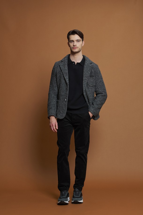 **레귤러핏 세골 코듀로이 팬츠 M-QCPT52**

부드러운 촉감과 매력적인 세골 코듀로이 패턴이 돋보이는 남성용 레귤러핏 코듀로이 팬츠입니다. 면과 스판덱스 혼방 소재로 제작되어 편안한 착용감을 선사하며, 일상 및 캐주얼 스타일에 잘 어울립니다. 라이트그레이, 차콜, 브라운, 불택 베이지 등 4가지 다채로운 컬러로 출시되어, 여름, 간절기, 겨울까지 폭넓게 활용 가능합니다. 앞, 뒤 포켓 구성으로 실용성을 더했으며, 뒷주머니 봉제는 제거 가능하여 더욱 깔끔하게 연출할 수 있습니다. 신축성이 있어 활동성이 좋으며, 베이직하고 미니멀한 스타일을 선호하는 남성분들께 추천합니다.
