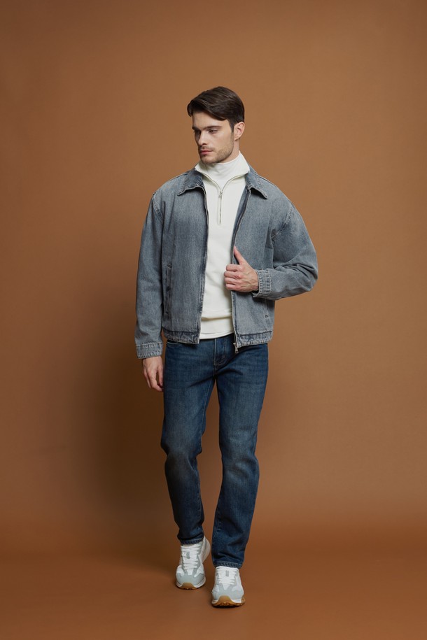 **소프트 반집업 니트 M-QNIT50**은 부드러운 촉감의 비스코스와 폴리에스터 혼방 소재로 제작되어 편안한 착용감을 선사합니다. 슬림핏으로 디자인되어 캐주얼하면서도 베이직한 스타일을 연출하며, 골지 패턴으로 안정적인 실루엣을 완성합니다. 반집업 네크라인과 긴 소매 기장으로 다양한 계절에 활용 가능하며, 신축성이 좋아 활동성을 높였습니다. 출근룩, 겨울 데일리룩 등 미니멀하고 클래식한 스타일을 연출하고 싶을 때 적합합니다.
블랙, 다크그레이, 라이트그레이, 네이비, 화이트 등 5가지 색상으로 출시되어 폭넓은 선택이 가능합니다.
