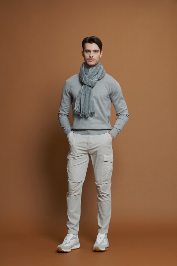 남성용 비스코스 혼방 라운드 니트 M-QNIT51입니다. 부드러운 촉감과 슬림핏으로 제작되어 데일리룩, 출근룩, 겨울 데일리룩 등 다양한 TPO에 활용하기 좋습니다. 베이직, 캐주얼, 미니멀, 클래식 스타일을 아우르며, 라운드넥과 긴소매 디자인으로 어떤 옷에도 쉽게 매치할 수 있습니다. 비스코스, 폴리에스터 혼방 소재에 골지 패턴과 신축성, 단정한 실루엣을 더해 편안하면서도 세련된 룩을 연출합니다. 블랙, 다크그레이, 라이트그레이, 네이비, 화이트 등 5가지 색상으로 출시되어 폭넓은 선택이 가능합니다.
