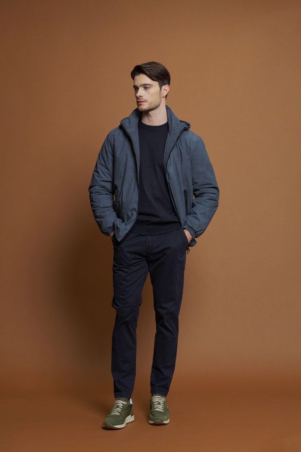 **비스코스 혼방 라운드 니트 M-QNIT51**은 부드러운 촉감의 비스코스 혼방 소재로 제작되어 봄, 가을, 겨울철에 착용하기 좋은 남성용 니트입니다. 슬림핏으로 제작되어 단정하고 세련된 실루엣을 연출하며, 라운드넥과 긴 소매 디자인이 특징입니다. 데일리룩은 물론, 출근룩과 비즈니스 캐주얼에도 잘 어울리는 활용도 높은 아이템입니다. 베이직하고 캐주얼한 스타일을 선호하는 분들께 추천하며, 다양한 컬러(블랙, 다크그레이, 라이트그레이, 네이비, 화이트)로 만나보실 수 있습니다. 골지 패턴과 신축성 좋은 소재로 편안한 착용감을 선사합니다.
