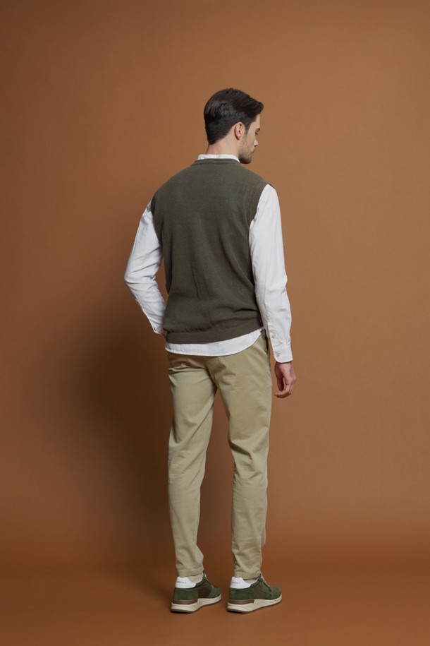 면 혼방 와플 니트 베스트 M-QNIT60은 카키와 그레이 두 가지 색상으로 출시된 간절기용 베스트입니다. 부드러운 촉감의 면과 폴리에스터 혼방 소재로 제작되었으며, 캐주얼하고 베이직한 스타일을 연출합니다. 슬림핏 크루넥 디자인에 민소매 형태로, 와플 패턴이 돋보이는 제품입니다. 골지 마감 처리와 레이어드 스타일링이 용이하여 다양한 TPO(동네 마실룩, 카페룩)에 활용할 수 있습니다.
