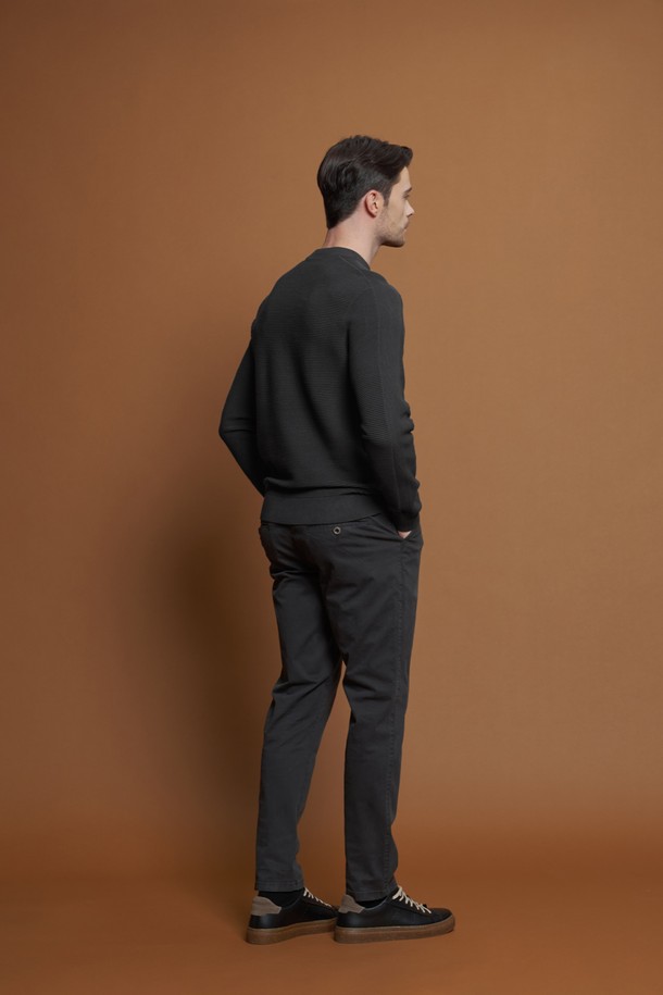 세련된 남성 패션을 완성할 골지 크루넥 니트 M-QNIT59 그레이 컬러입니다. 부드러운 촉감의 비스코스, 폴리에스터, 나일론 혼방 소재로 제작되어 편안한 착용감을 선사합니다. 가을과 겨울, 데일리 및 이너웨어로 활용하기 좋으며, 슬림핏 디자인과 가로 골지 패턴이 돋보입니다. 소매 라인의 세로 골지 패턴과 뛰어난 신축성으로 활동성을 높였으며, 캐주얼, 미니멀, 클래식 스타일의 출근룩과 겨울 데일리룩에 매치하기 좋습니다.
