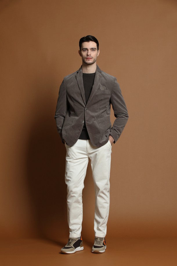 남성용 비스코스 블렌드 라운드 니트 M-QNIT58입니다. 부드러운 촉감의 비스코스 블렌드 소재로 제작되어 봄, 가을 시즌에 착용하기 좋습니다. 베이직하고 미니멀한 스타일로 출근룩, 비즈니스 캐주얼에 활용하기 좋으며, 레귤러핏과 긴 소매 기장으로 편안한 착용감을 선사합니다. 라운드넥 디자인에 무지 패턴의 블랙 컬러로 어떤 하의와도 쉽게 매치할 수 있습니다. 얇은 두께감으로 간절기 레이어드 연출에도 용이합니다.
