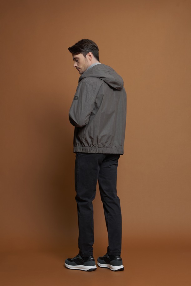 빈티지 워싱 후드 점퍼 M-QCJP61은 남성용 후드 점퍼입니다. 차콜 색상으로, 봄, 가을 간절기에 일상, 산책, 여행 등 다양한 TPO에 활용하기 좋습니다. 캐주얼, 미니멀 스타일을 연출하기 좋으며, 무지 패턴에 레귤러 핏으로 제작되었습니다. 가볍고 얇은 면, 폴리에스터 혼방 소재로 제작되었으며, 매쉬 안감과 지퍼 여밈, 후드 일체형 디자인이 특징입니다. 소매 로고 디테일이 돋보이는 긴소매 후드 점퍼입니다.
