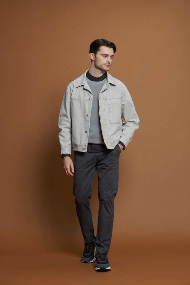 블리치 워싱 데님 재킷 M-QCJP55는 남성용 데님 재킷입니다. 캐주얼과 베이직 스타일을 추구하는 분들께 적합하며, 봄, 가을에 착용하기 좋습니다. 부드러운 촉감의 면 소재로 제작되었으며, 레귤러 핏에 긴 소매 기장입니다. 블리치 워싱 처리된 그레이 컬러와 단정한 카라, 가슴 및 측면 포켓 디테일이 특징입니다. 데이트룩, 쇼핑룩 등 다양한 TPO에 활용 가능하며, 캐주얼부터 미니멀 스타일까지 연출할 수 있습니다.
