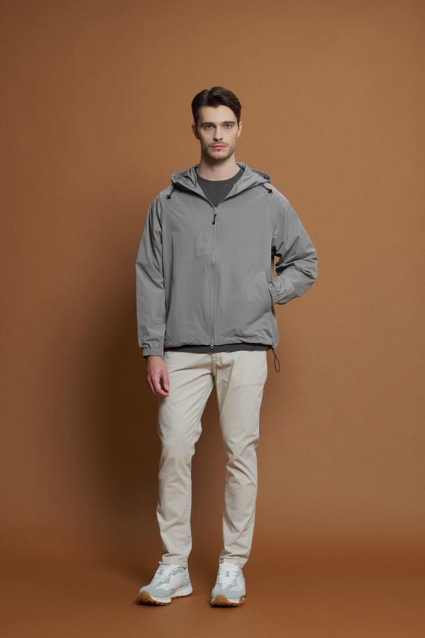 베이직 라운드 티셔츠 D-QTEE55는 남성을 위한 데일리 상의입니다. 아이보리, 그레이, 블랙, 차콜 네 가지 색상으로 출시되었으며, 간절기와 겨울에도 착용 가능한 긴소매 디자인입니다. 면 소재로 제작되어 부드러운 촉감을 자랑하며, 레귤러슬림핏으로 제작되어 편안한 착용감을 선사합니다. 베이직 스타일의 라운드넥 티셔츠로, V 스티치 패턴이 은은한 포인트를 더합니다. 신축성이 좋아 다양한 스타일의 아이템과 매치하여 미니멀, 클래식, 캐주얼 룩을 연출할 수 있습니다.
