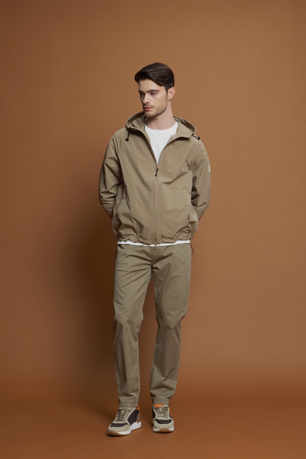 베이직 라운드 티셔츠 D-QTEE55는 남성을 위한 데일리웨어로, 미니멀, 클래식, 캐주얼 스타일을 추구하는 분들께 적합합니다. 아이보리, 그레이, 블랙, 차콜 4가지 색상으로 출시되었으며, 여름, 간절기, 겨울까지 활용 가능합니다. 면 소재의 레귤러핏 긴소매 티셔츠로, 부드러운 촉감과 신축성, V 스티치 패턴이 특징입니다. 라운드넥 디자인으로 집콕룩, 출근룩 등 다양한 TPO에 단독 또는 레이어드하여 활용할 수 있습니다.
