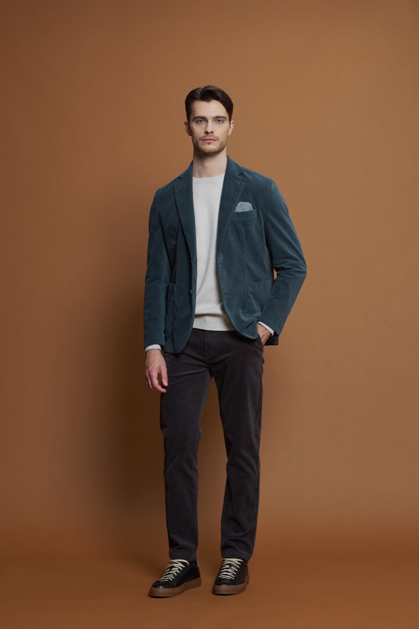 **슬림핏 벨벳 재킷 D-QCJK50**은 남성분들을 위한 클래식하고 베이직한 스타일의 블레이저입니다. 부드러운 촉감의 면, 스판덱스 혼방 소재로 제작되어 간절기부터 여름까지 시원하게 착용 가능하며, 슬림핏 디자인으로 세련된 실루엣을 연출합니다. 싱글 버튼 여밈 방식과 노치 라펠, 더블 벤트, 패치 포켓, 가슴 포켓 행거칩 디테일이 특징입니다. 출근룩, 비즈니스 캐주얼, 오피스룩 등 다양한 TPO에 맞춰 미니멀하고 시크한 스타일을 완성해보세요. 시원한 블루 컬러로 포인트를 더한 데일리 자켓입니다.
