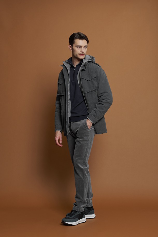 "레귤러슬림핏 코듀로이 팬츠 M-QCPT51"은 남성용 코듀로이 팬츠로, 겨울, 간절기, 여름까지 폭넓게 착용 가능한 실용적인 아이템입니다. 부드러운 촉감의 면과 스판덱스 혼방 소재로 제작되어 편안한 착용감을 선사하며, 슬림핏과 레귤러핏 사이의 레귤러슬림핏으로 제작되어 어떤 스타일에도 자연스럽게 어울립니다. 그레이, 네이비, 화이트, 베이지의 4가지 다채로운 컬러로 출시되어, 클래식, 캐주얼, 미니멀 등 다양한 스타일을 연출할 수 있습니다. 넉넉한 두께감과 신축성 있는 소재로 활동성을 높였으며, 앞뒤 포켓 디자인으로 실용성을 더했습니다. 출근룩, 겨울 데일리룩, 모임룩 등 TPO에 맞춰 활용해보세요.
