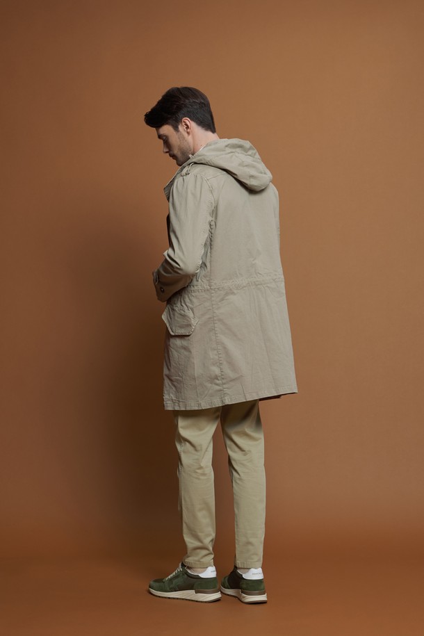 가먼트다잉 롱 후드 야상 M-QBBY50은 캐주얼하고 밀리터리한 무드를 동시에 연출하는 남성용 아우터입니다. 봄, 가을 간절기에 적합하며, 부드러운 면, 스판 혼방 소재로 제작되어 편안한 착용감을 선사합니다. 일체형 후드와 지퍼, 단추 이중 여밈으로 보온성을 높였으며, 레귤러 슬림핏으로 세련된 실루엣을 자랑합니다. 가먼트다잉 기법으로 자연스러운 얼룩과 색상 차이를 살려 워크웨어 스타일을 완성하며, 가을 나들이룩에 돋보이는 스타일을 더합니다. 
