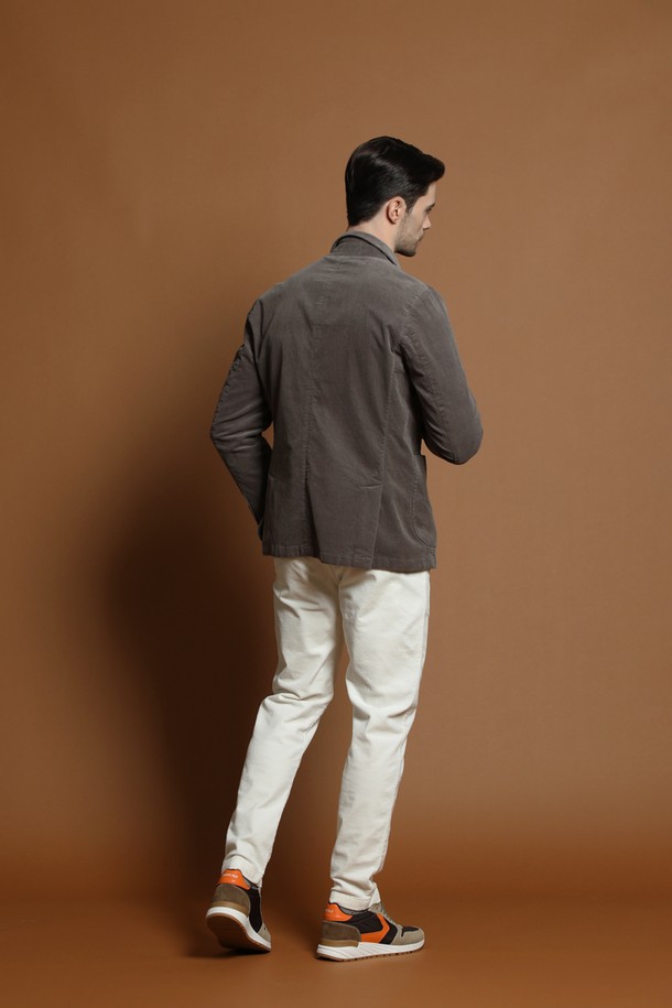 **슬림핏 코듀로이 재킷 D-QCJK51**

가을과 겨울, 당신의 품격을 높여줄 남성용 슬림핏 코듀로이 재킷입니다. 부드러운 촉감의 두꺼운 코듀로이 소재로 제작되어 따뜻함과 편안함을 선사합니다. 브라운과 그레이 두 가지 색상으로 출시되어, 어떤 룩에도 자연스럽게 어울립니다. 테일러드 칼라와 싱글 버튼 여밈, 그리고 포켓 디테일이 클래식하고 베이직한 디자인을 완성합니다. 비즈니스 캐주얼, 출근룩, 모임룩 등 다양한 TPO에 활용하여 미니멀하고 시크한 스타일을 연출해보세요.
