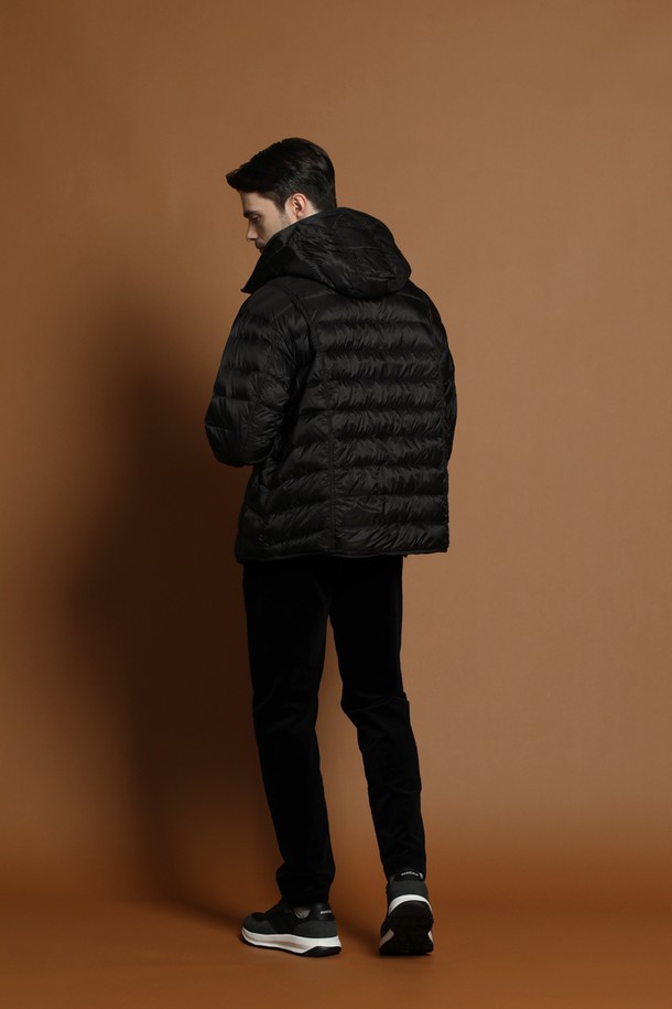 경량 덕다운 후드 재킷 M-QCJP58은 겨울철 넉넉한 보온성을 제공하는 남성용 패딩 재킷입니다. 일상 및 여행 등 다양한 TPO에 활용 가능하며, 캐주얼, 스포티, 미니멀 스타일을 소화합니다. 부드러운 촉감의 나일론 소재와 두꺼운 두께, 경량 설계로 편안한 착용감을 선사합니다. 무지 디자인의 블랙 컬러로 어떤 옷에도 쉽게 매치할 수 있으며, 레귤러핏과 집업 여밈 방식으로 활동성을 높였습니다. 후드 디테일과 긴 소매 기장으로 한겨울 추위에도 따뜻하게 몸을 보호합니다.
