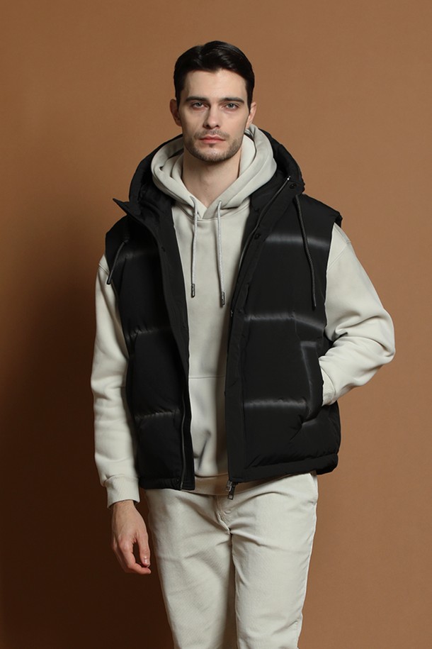 블랙 컬러의 남성용 후드 다운 베스트 M-QCJP59입니다. 겨울철 캐주얼 및 스포티 스타일을 연출하기에 적합하며, 레귤러 핏으로 편안하게 착용할 수 있습니다. 퀼팅 디자인과 후드가 특징이며, 두꺼운 두께감과 부드러운 촉감으로 따뜻함을 선사합니다. 민소매 디자인으로 활동성을 높였으며, 나일론 소재를 사용하여 내구성을 강화했습니다. 집업 형식으로 간편하게 착용 가능하며, 일상에서 폭넓게 활용할 수 있습니다.
