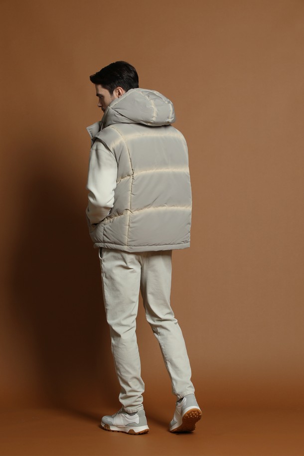 남성용 후드 다운 베스트 M-QCJP59는 겨울철 일상과 캠핑룩에 적합한 아이템입니다. 부드러운 촉감의 나일론 소재와 두꺼운 두께감으로 따뜻함을 제공하며, 캐주얼, 스포티, 미니멀 스타일을 연출하기 좋습니다. 무지 디자인의 그레이 컬러에 레귤러 핏으로 제작되어 편안한 착용감을 선사합니다. 집업 방식과 후드 탈부착 기능으로 실용성을 높인 패딩 베스트입니다.
