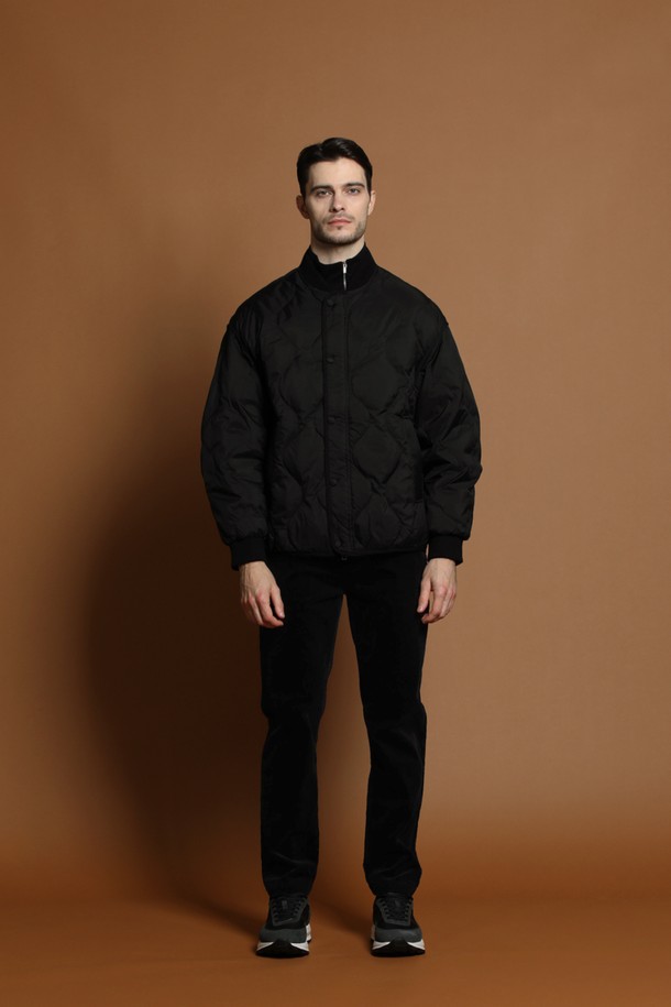 덕다운 퀼팅 점퍼 M-QCJP60는 남성용 겨울 점퍼입니다. 베이직하고 미니멀한 스타일의 블랙 컬러 무지 제품으로, 오버핏으로 제작되어 편안한 착용감을 제공합니다. 겉감은 부드러운 촉감의 퀼팅 디테일이 돋보이며, 충전재는 덕다운을 사용하여 보온성을 높였습니다. 집업 스타일의 긴 소매 기장으로, 일상생활에서 폭넓게 활용할 수 있습니다.
