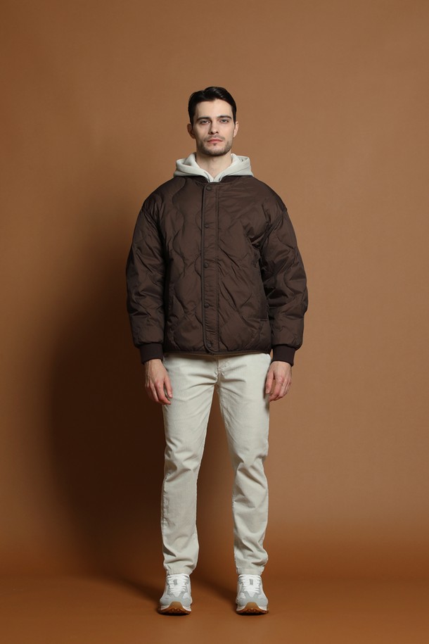 **덕다운 퀼팅 점퍼 M-QCJP60**

남성용 덕다운 퀼팅 점퍼로, 겨울철 일상에서 따뜻하고 편안하게 착용할 수 있습니다. 브라운 컬러의 퀼팅 패턴이 특징이며, 캐주얼 및 베이직 스타일을 연출합니다. 넉넉한 오버핏에 집업 방식으로 편하게 입고 벗을 수 있으며, 긴 소매 기장입니다. 두꺼운 두께감과 부드러운 촉감의 나일론 소재로 제작되었으며, 덕다운 충전재를 사용하여 보온성과 경량성을 동시에 갖췄습니다.
