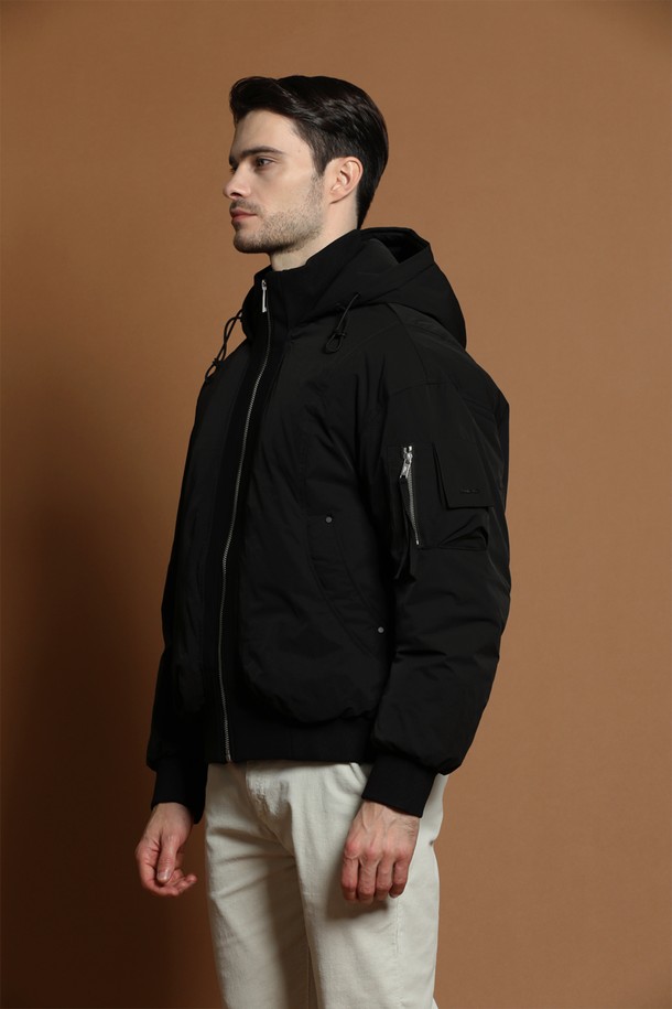 덕다운 블루종 재킷 M-QCJP64는 남성용 겨울 아우터로, 캐주얼하고 미니멀한 스타일을 연출합니다. 블랙 컬러의 무지 디자인으로 어떤 옷에도 쉽게 매치할 수 있으며, 두꺼운 두께감과 부드러운 촉감의 덕다운 충전재가 따뜻함을 선사합니다. 오버핏으로 편안한 착용감을 제공하며, 집업 방식과 긴 소매, 후드, 포켓 디테일이 실용성을 더합니다. 일상복으로 활용하기 좋은 패딩 타입의 블루종 재킷입니다.
