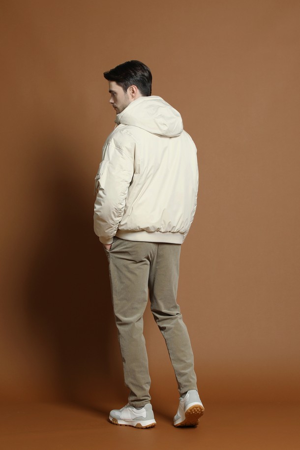 덕다운 블루종 재킷 M-QCJP64는 남성용 아우터로, 겨울철 일상에서 캐주얼하고 스포티한 스타일을 연출하기에 적합합니다. 아이보리, 화이트 두 가지 색상으로 출시되었으며, 숏 기장의 무지 디자인으로 미니멀한 매력을 더합니다. 두꺼운 두께감의 덕다운 충전재와 부드러운 촉감으로 따뜻함을 제공하며, 집업 여밈 방식과 후드, 포켓 디테일이 실용성을 높였습니다. 레귤러핏으로 제작되어 편안한 착용감을 선사하며, 긴 소매 기장으로 보온성을 더했습니다.
