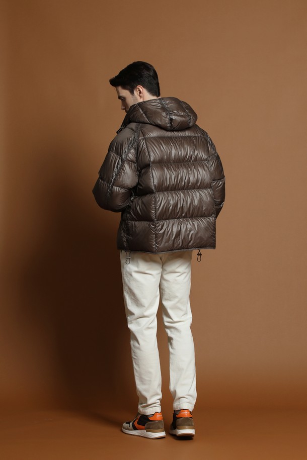 경량 덕다운 패딩 재킷 M-QCJP57은 남성용 겨울 아우터입니다. 브라운 컬러의 베이직하고 미니멀한 디자인으로, 일상복으로 활용하기 좋습니다. 얇고 가벼운 나일론 소재에 덕다운 충전재를 사용하여 보온성을 높였습니다. 레귤러핏에 집업 스타일로 편안하게 착용할 수 있으며, 긴 소매와 후드가 있어 실용적입니다. 무지 디자인으로 다양한 스타일 연출에 용이합니다.
