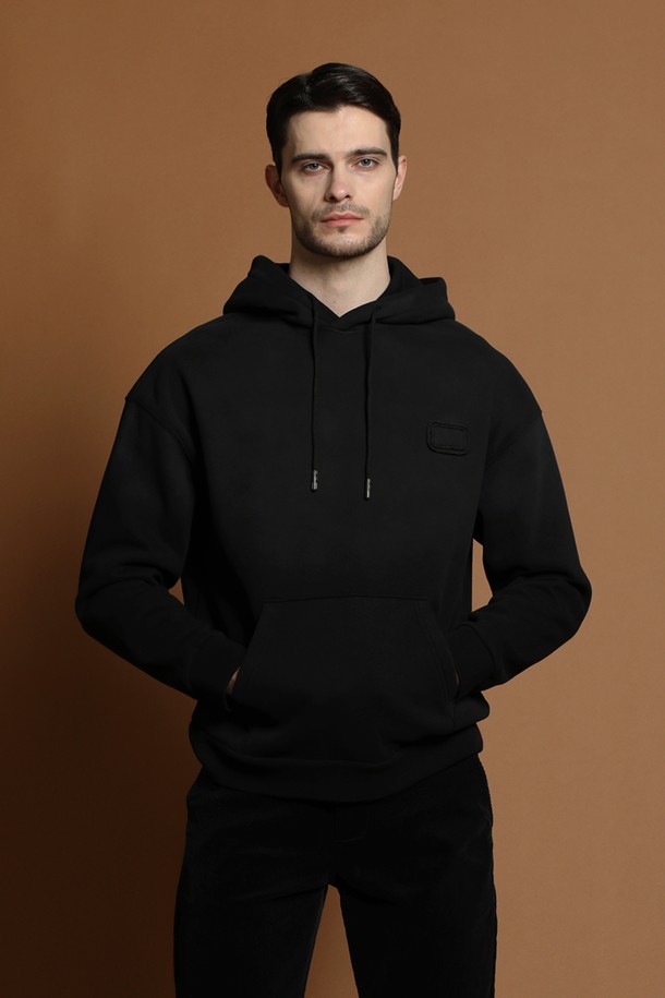 남성용 기모 그라데이션 후드 티셔츠 M-QTEE58입니다. 부드러운 기모 소재로 제작되어 가을, 겨울철 따뜻하게 착용할 수 있습니다. 캐주얼, 스트릿 스타일 연출에 적합하며, 레귤러 핏으로 편안한 착용감을 제공합니다. 블랙과 그라데이션 컬러 조합이 돋보이며, 후드 스트링으로 스타일을 더했습니다. 긴 소매 기장의 두꺼운 두께감으로 보온성을 높였습니다.
