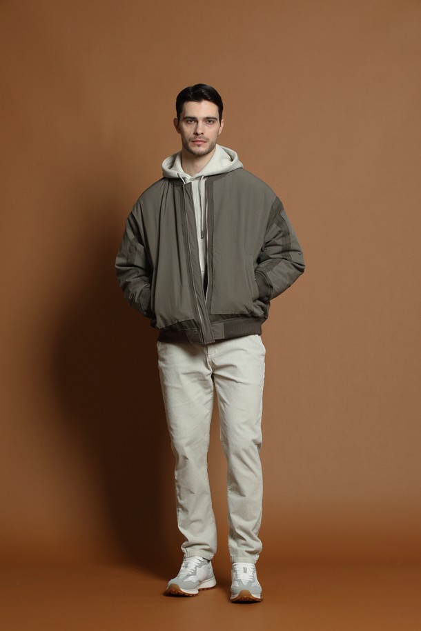 M-QCJP50 패치워크 다운 블루종 재킷은 겨울철 데일리룩과 출근룩에 활용하기 좋은 아우터입니다. 캐주얼, 클래식, 미니멀 스타일을 모두 아우르는 디자인으로, 세련된 분위기를 연출합니다. 카키브라운 컬러의 패치워크 패턴이 특징이며, 두꺼운 두께감과 가벼운 촉감으로 편안하게 착용할 수 있습니다. 덕다운 충전재(솜털 90%, 깃털 10%)와 680~700 필파워로 보온성을 높였으며, 베이스볼 카라와 시보리 마감으로 활동성을 더했습니다. 긴 소매, 집업 여밈 방식, 레귤러핏 디자인으로 제작되었습니다.
