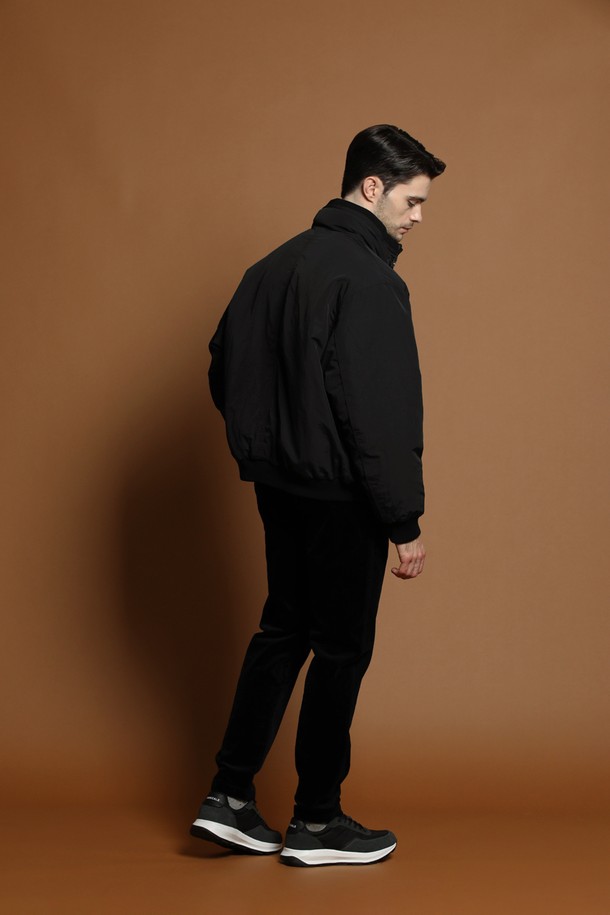 남성용 하이넥 다운 블루종 재킷 M-QCJP53입니다. 블랙 컬러의 무지 디자인으로, 캐주얼 및 스포티 스타일을 연출하기 좋습니다. 두꺼운 두께감과 부드러운 촉감의 나일론 소재로 제작되어 겨울철 보온과 방풍 기능을 제공합니다. 오버핏 디자인에 집업 여밈 방식으로 편안하게 착용 가능하며, 긴 소매 기장과 하이넥 스타일이 특징입니다. 안감은 패딩 처리되어 따뜻함을 더합니다.
