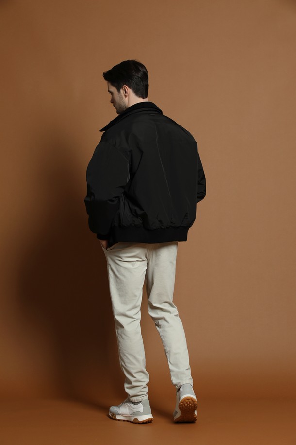 덕다운 더블 카라 블루종 재킷 M-QCJP54는 남성용 겨울 아우터입니다. 블랙 컬러의 무지 디자인으로 캐주얼, 스포티, 미니멀 스타일을 연출하기 좋습니다. 두꺼운 두께감과 부드러운 촉감의 덕다운 소재로 제작되어 보온성을 높였습니다. 넉넉한 오버핏에 집업 방식, 더블 카라 디자인으로 포인트를 주었습니다. 긴 소매 기장의 블루종 재킷으로 일상에서 편안하게 착용할 수 있습니다.
