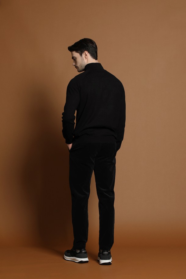 소프트 사이드 반집업 니트 M-QNIT61은 남성용 상의입니다. 부드러운 촉감의 니트 소재로 제작되었으며, 가을과 겨울에 따뜻하게 착용할 수 있습니다. 베이직하고 미니멀한 스타일로, 레귤러 핏과 긴 소매 기장을 갖추었습니다. 블랙 색상의 무지 디자인에 반집업 디테일이 더해져 세련된 느낌을 줍니다. 두꺼운 두께감으로 보온성을 높였으며, 일상생활에서 편안하게 활용하기 좋습니다.
