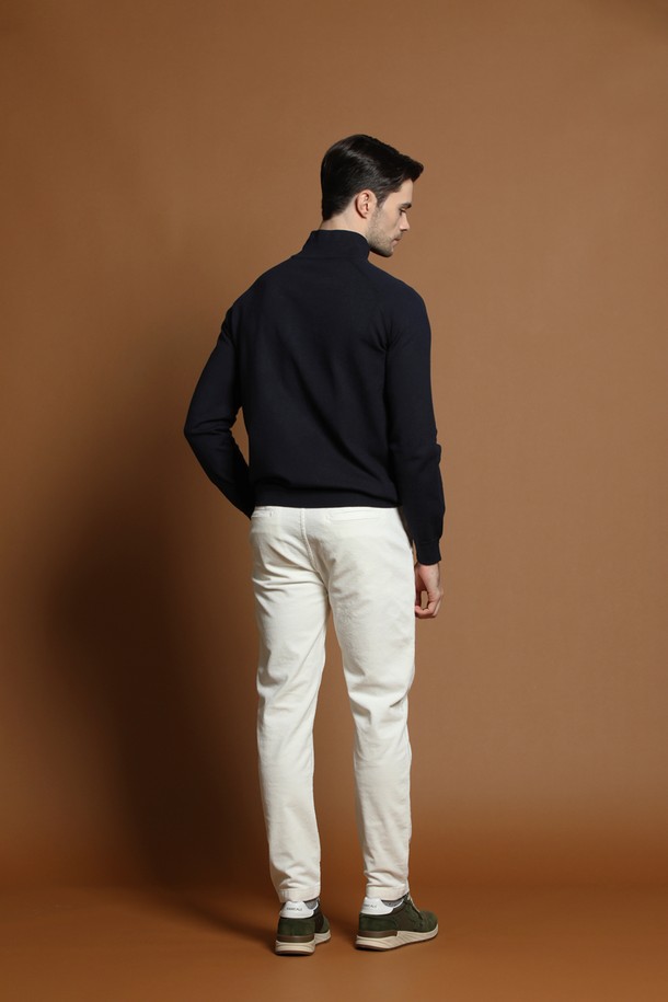 소프트 사이드 반집업 니트 M-QNIT61은 가을, 겨울 시즌에 어울리는 남성용 니트입니다. 베이직하고 미니멀한 스타일로, 일상복으로 활용하기 좋습니다. 부드러운 촉감의 니트 소재로 제작되었으며, 두꺼운 두께감으로 따뜻하게 착용할 수 있습니다. 레귤러 핏에 긴 소매, 반집업 네크라인 디자인으로 세련된 느낌을 더했습니다. 블랙 컬러에 무지 패턴으로 어떤 옷에도 쉽게 매치할 수 있습니다.
